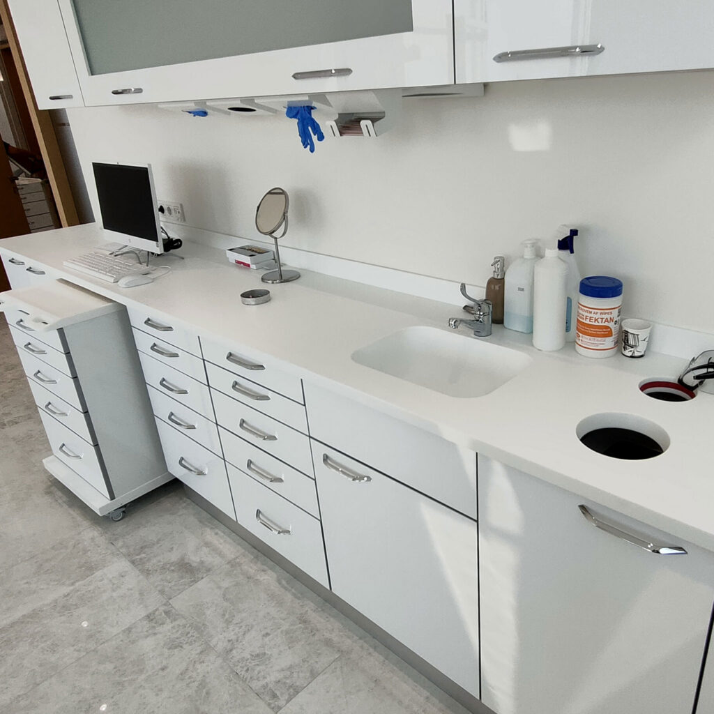 Akrilik diş klinik tezgahı modelleri gözeneksiz yüzeyi sayesinde mikrop barındırmayan yapıya sahiptir.