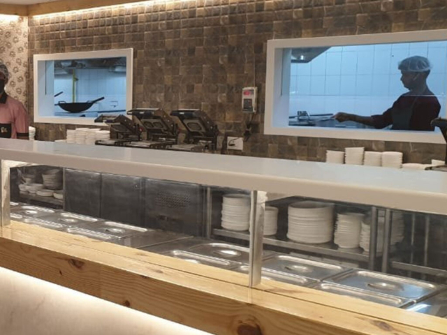 Ahşap akrilik restoran tezgahı Ahşap kaplamalı akrilik kombinasyonlu restoran giriş tezgahı