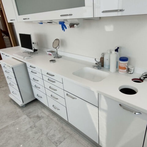 Akrilik diş klinik tezgahı modelleri gözeneksiz yüzeyi sayesinde mikrop barındırmayan yapıya sahiptir.