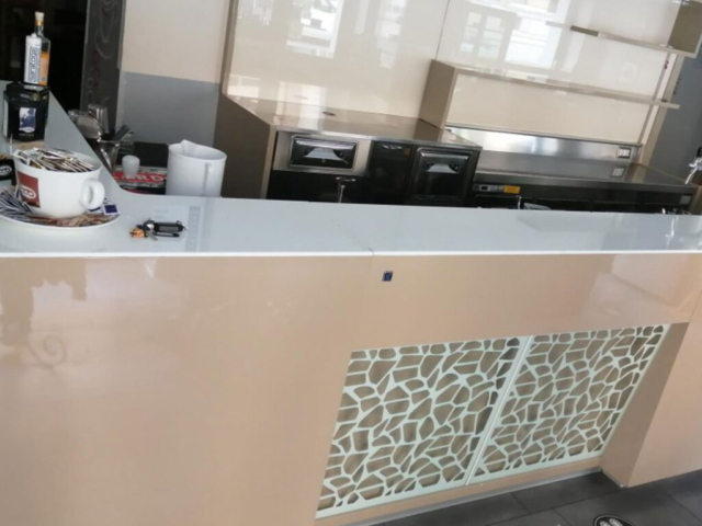 Corian restoran resepsiyon bankosu Lüks restoran giriş resepsiyon tezgahı beyaz corian tasarımı