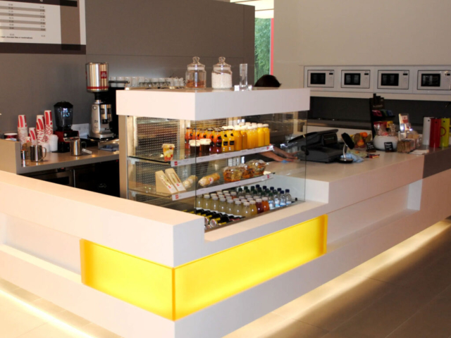 Restoran kahve servis tezgahı Restoran içi kahve ve tatlı servis alanı akrilik tezgahı