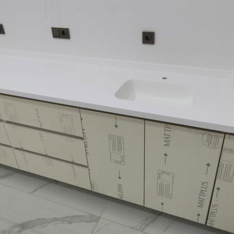 Sterilizasyon odaları için üretilen dayanıklı solid surface medikal tezgah modelimiz.